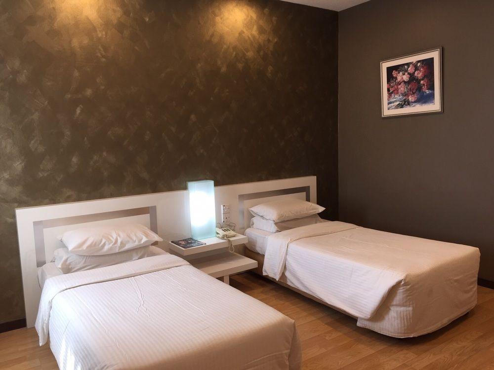 Oyo 232 The Suraya Hotel Куантан Екстериор снимка