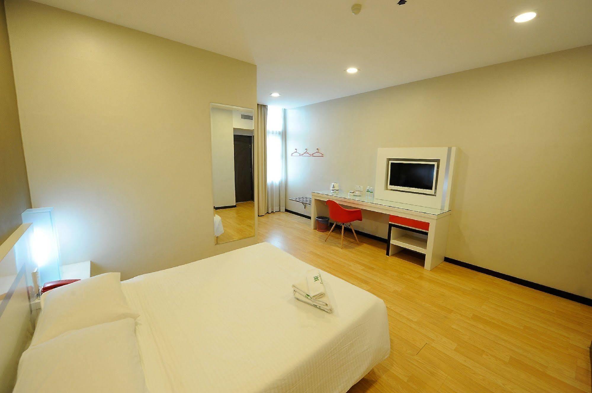 Oyo 232 The Suraya Hotel Куантан Екстериор снимка