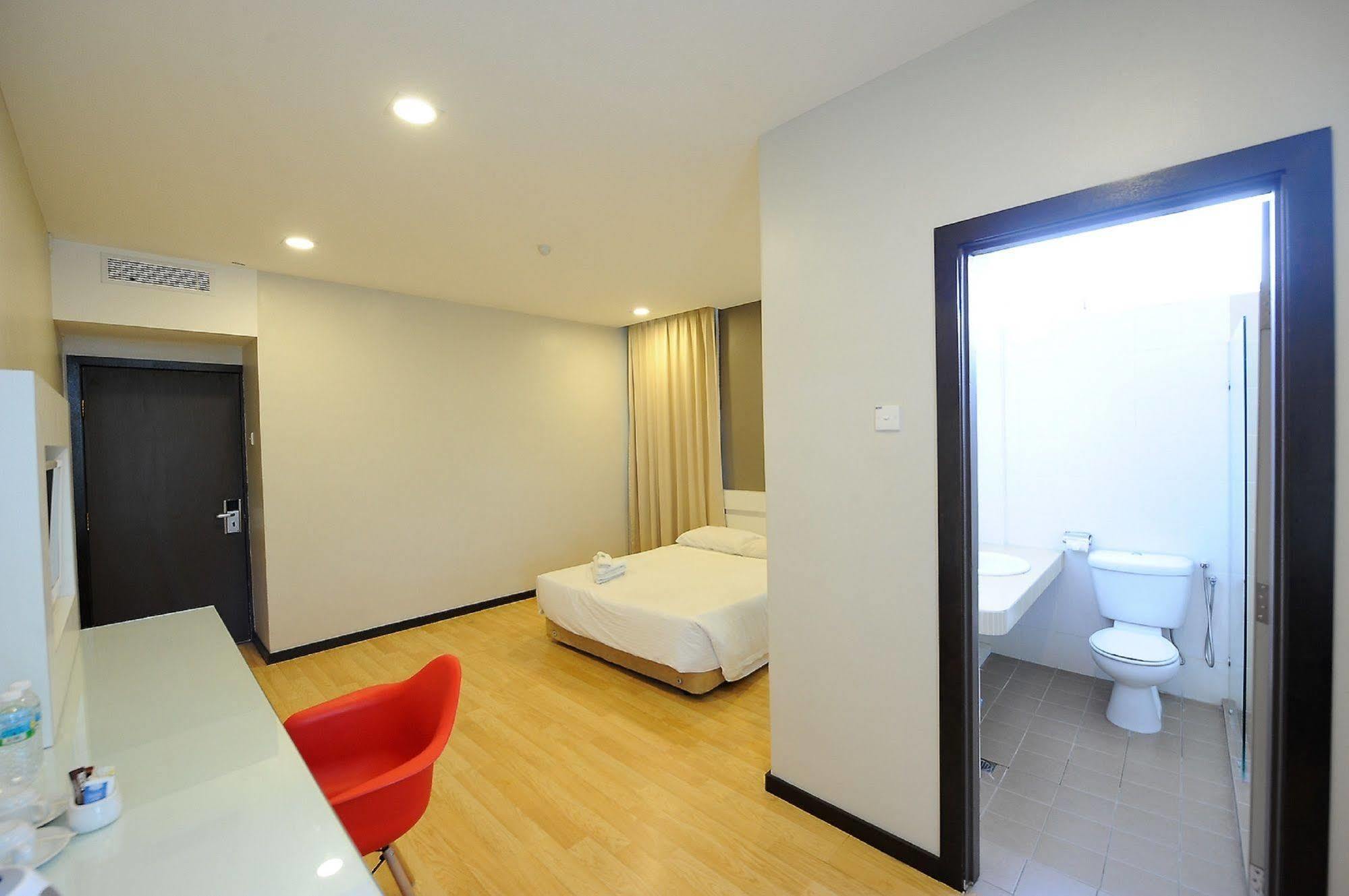Oyo 232 The Suraya Hotel Куантан Екстериор снимка