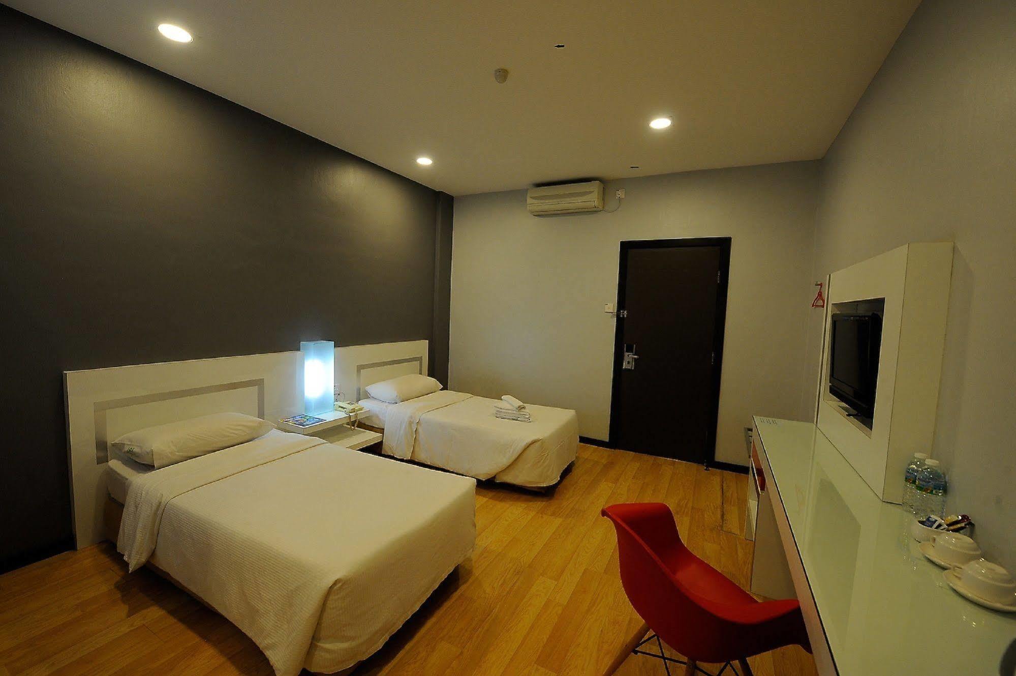 Oyo 232 The Suraya Hotel Куантан Екстериор снимка