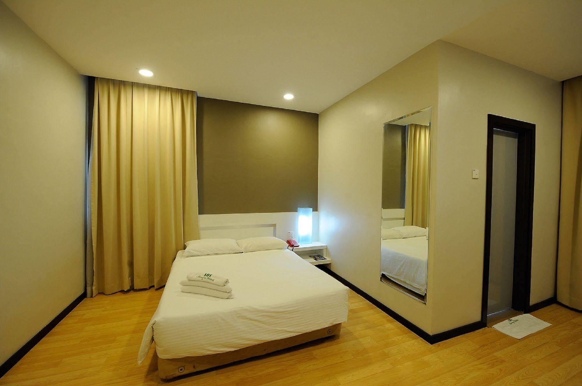 Oyo 232 The Suraya Hotel Куантан Екстериор снимка