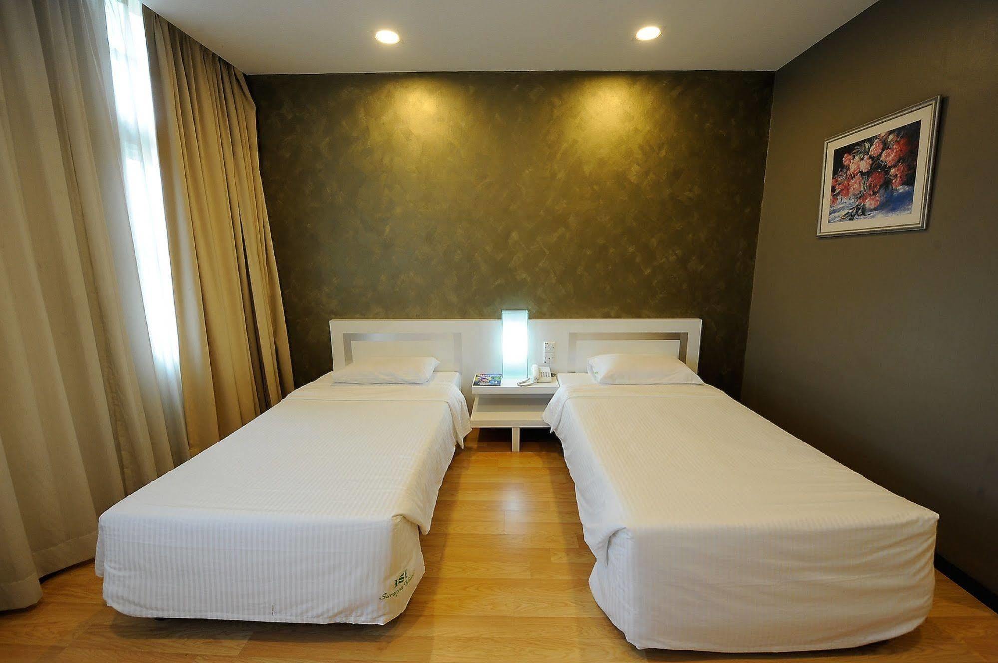 Oyo 232 The Suraya Hotel Куантан Екстериор снимка